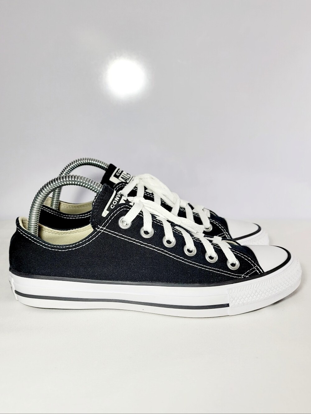 Womens Size 8 Converse Allstars Low Top Sneakers.